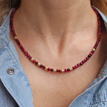 Carica l&#39;immagine nel visualizzatore di Gallery, Collana Bubble Loren - Girocollo in occhio di tigre fucsia e argento - Collezione Bubble
