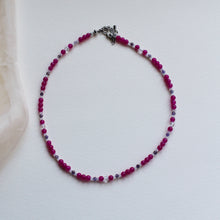 Carica l&#39;immagine nel visualizzatore di Gallery, Collana Stringimi - Girocollo in Icy Jade fucsia, Ametista e Cristallo di rocca - Collezione Crazy In Love
