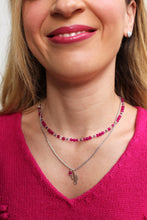 Carica l&#39;immagine nel visualizzatore di Gallery, Collana Stringimi - Girocollo in Icy Jade fucsia, Ametista e Cristallo di rocca - Collezione Crazy In Love
