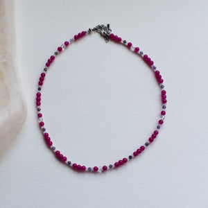 Collana Stringimi - Girocollo in Icy Jade fucsia, Ametista e Cristallo di rocca - Collezione Crazy In Love