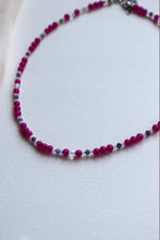 Carica l&#39;immagine nel visualizzatore di Gallery, Collana Stringimi - Girocollo in Icy Jade fucsia, Ametista e Cristallo di rocca - Collezione Crazy In Love
