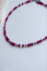 Collana Stringimi - Girocollo in Icy Jade fucsia, Ametista e Cristallo di rocca - Collezione Crazy In Love