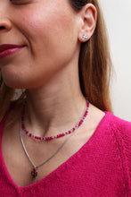 Carica l&#39;immagine nel visualizzatore di Gallery, Collana Stringimi - Girocollo in Icy Jade fucsia, Ametista e Cristallo di rocca - Collezione Crazy In Love
