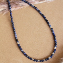 Carica l&#39;immagine nel visualizzatore di Gallery, Collana Moonlight - Girocollo in sodalite e pepite argento - Collezione Bubble
