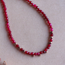 Carica l&#39;immagine nel visualizzatore di Gallery, Collana Ribes - Girocollo in agate porpora e pepite argento placcato oro rosa - Collezione Bubble
